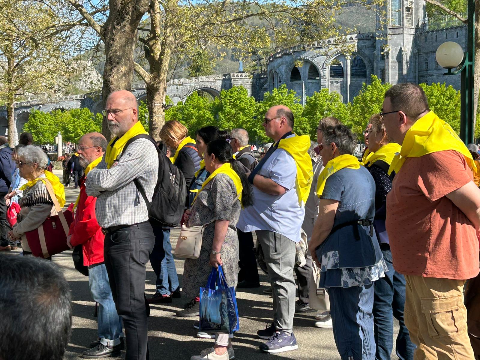 Les pèlerins d'Angers reconnaissables aux foulards jaunes - crédit communication diocésaine