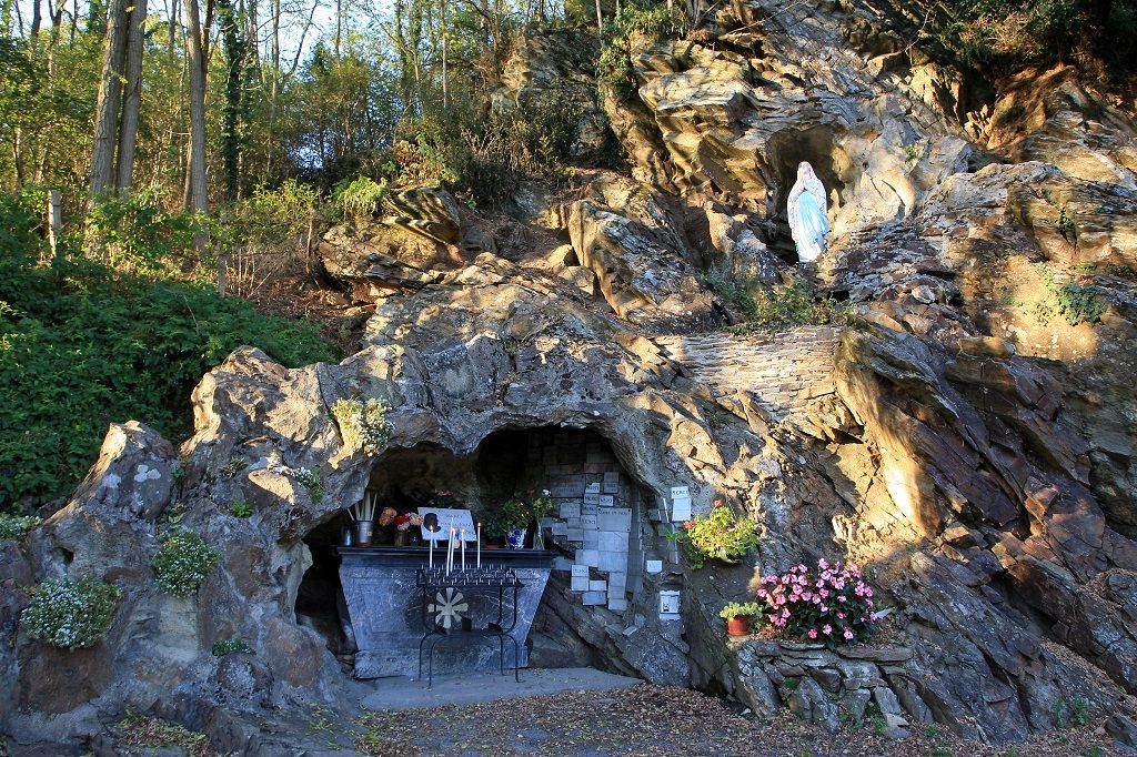La grotte de l'Ilette - St Sauveur du Landemont (crédit paroisse Ste Cécile de Loire et Divatte)